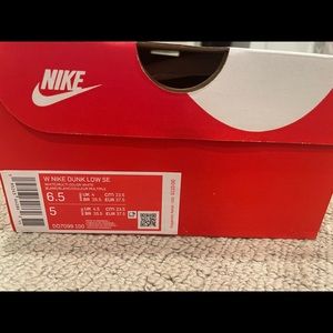 Nike Dunk Low SE Women's Shoes	
Size W 6.5 / M 5
